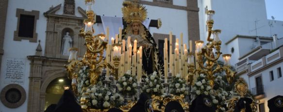 María Santísima en la Soledad, tras bajar la escalinata de la Merced.  // Laura Caballero
