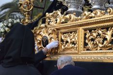 Montaje de los horquilleros y hermanos del trono tras el desmontaje para salir por la puerta de la Merced. // Laura Caballero