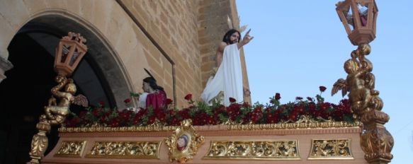 El paso del Cristo Resucitado a su salida desde la Iglesia del Espíritu Santo.  // CharryTV