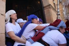 Las costaleras de Loreto aguantando el paso en la salida.  // CharryTV