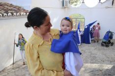 Una pequeña hermana del Resucitado y Loreto, con su madre, en la salida.  // CharryTV