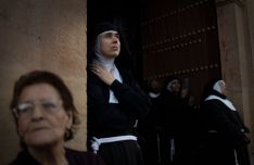 Una monja franciscana, al paso del Santo Entierro en el barrio de San Francisco.  // JORGE GUERRERO / elpais.com