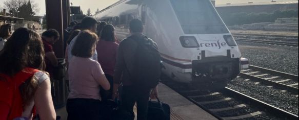 La estación de tren de Ronda, el Domingo de Resurrección // Manolo Guerrero