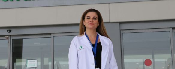 Carmen Guerrero en la puerta principal del Hospital de la Serranía de Ronda.  //  Área Sanitaria Serranía