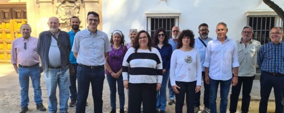 Presentación de la candidatura de IU, Podemos y Más País este martes en la puerta del Ayuntamiento. // CharryTV