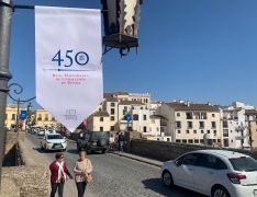 Banderolas conmemorativas del 450 aniversario de la fundación de la RMR ya decoran el Puente Nuevo // Manolo Guerrero