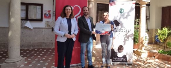 La concejala de Cristina Durán; Pablo Herrera, director del colegio; y María Campos, Area Manager de Academica Corporation. // Laura Caballero