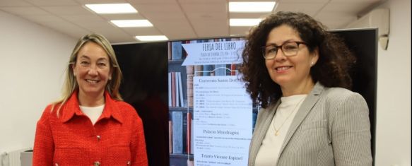 La delegada de Cultura junto a la autora Patricia Narváez en la presentación de las actividades // Ayuntamiento de Ronda