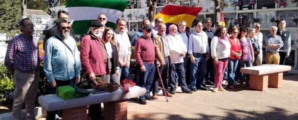 Grupo de participantes en la ofrenda floral del Partido Comunista y la Asociación Memoria Histórica Ronda. // CharryTV