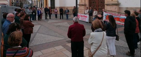 Unas 40 personas participaron en la acción frente a la iglesia del Socorro // Cáritas