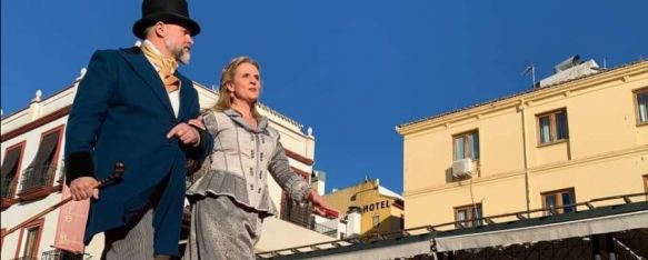 Una pareja ataviada conforme a la época, desfilando en la pasarela, que se situó junto a la plaza de toros. // CharryTV