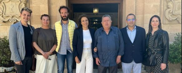 La alcaldesa, María de la Paz Fernández, junto a los homenajeados y los hijos de Carmen Alba // Ayuntamiento de Ronda