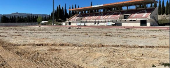 Estado actual de los trabajos en el campo de la Ciudad Deportiva, que se quedaron al 20% de su ejecución. // CharryTV