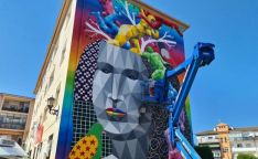 La reinterpretación de La Gioconda de Okuda junto a la avenida de Málaga.  // CharryTV