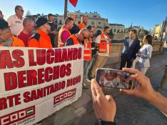 Concentración de los técnicos de ambulancia, a la entrada de Santo Domingo // CharryTV