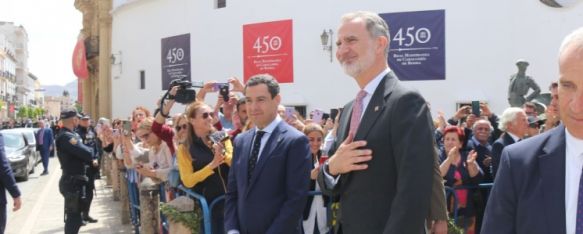 Felipe VI, saludando al público presente en Virgen de la Paz, junto con el presidente de la Junta de Andalucía, Juan Manuel Moreno Bonilla. // CharryTV Felipe VI, saludando al público presente en Virgen de la Paz, junto con el presidente de la Junta de Andalucía, Juan Manuel Moreno Bonilla. // CharryTV