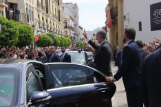 Los rondeños han abarrotado la calle Virgen de la Paz para ver a Felipe VI // CharryTV