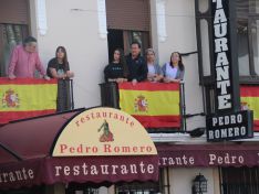 Los comercios y edificios de la zona han presentado balcones llenos de gente // Manolo Guerrero