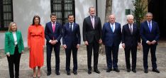 Foto de familia del Rey, junto a las autoridades, en el patio de la Real Maestranza // Manolo Guerrero