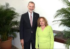 El Rey y Mari Ángeles en la foto oficial de la Casa Real.  // CharryTV