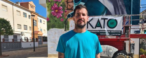 “Se está valorando mucho el arte del grafiti, igual que se pinta con un pincel, se pinta con spray”, El artista sevillano Fabián Bravo, Kato, está terminando el primero de los cuatro murales con los que contará la barriada de Las Sindicales, 20 Apr 2023 - 13:49