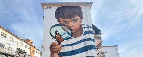 Kato da los últimos retoques a su segundo mural en Las Sindicales, El nuevo grafiti muestra a un niño observando con una lupa a una mariposa y sigue el estilo del primer trabajo: a spray y de estilo realista, 27 Apr 2023 - 10:51