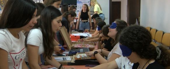 Alumnos en uno de los talleres organizados en la feria // CharryTV