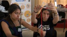 Alumnas en el taller del centro de ciencia PRINCIPIA, de Málaga // CharryTV