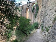 Vista de la zona que permite bajar a la base del Puente Nuevo.  // CharryTV