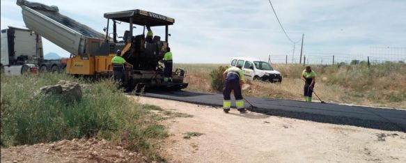  El Ayuntamiento realiza tareas de asfaltado en el Camino Ronda-Yunquera, Los trabajos afectarán a dos kilómetros del itinerario en distintos puntos, 04 May 2023 - 10:31