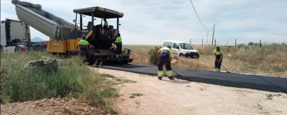 Trabajos de asfaltado en la zona que concluirán en la jornada de este jueves.  // CharryTV