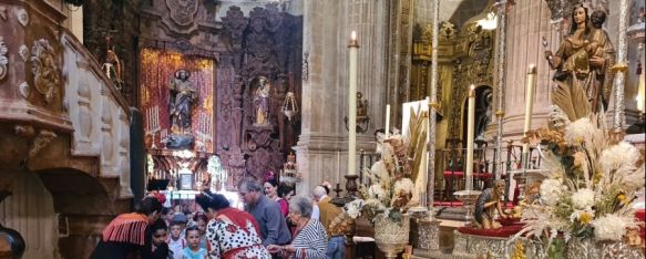 Visita de escolares rondeños a la Reina de la Serranía, en Santa María.  // CharryTV