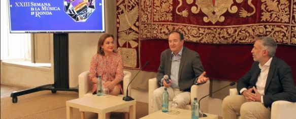 Presentación a cargo de Ignacio Herrera, con Margarita Pavía y Juan Luis de la Rosa.  // CharryTV