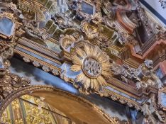 El emblema de la Hermandad de la Aurora está situado en el centro del retablo mayor del Santuario de la Virgen de la Paz. // CharryTV