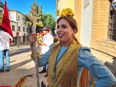 Muchas mujeres acompañan a la Virgen de la Cabeza vestidas de flamenca.  // CharryTV