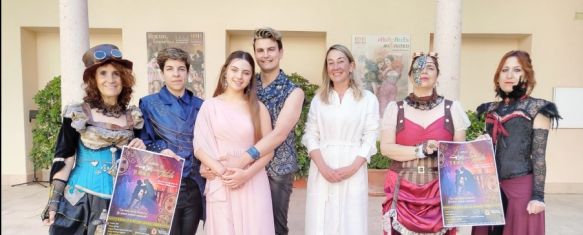 Ángel Manzano, director de Entre Bambalina, junto a Alicia López y algunos actores de la escuela // Ayuntamiento de Ronda