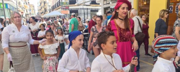 Un momento del pasacalles que ha tenido lugar este viernes, desde Martínez Astein a la Alameda. // CharryTV