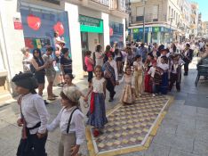 Se ha registrado una gran implicación de la comunidad educativa en el pasacalles infantil. // CharryTV