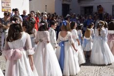 Como es habitual, niños vestidos de comunión han participado en el cortejo de la Virgen de la Paz // Laura Caballero