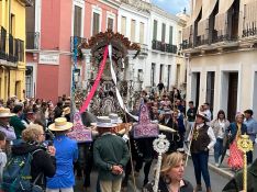 La carreta con el Simpecado a su paso por la calle Armiñán.  // CharryTV