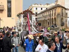 Llegada de los romeros rondeños al Puente Nuevo en sus primeros pasos.  // CharryTV