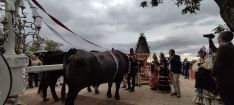 Como es habitual, se rezó La Salve en el Monumento a la Virgen del Rocío.  // CharryTV