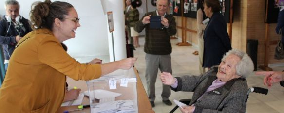 Una ciudadana, ejerciendo su derecho al voto en el Teatro Municipal Vicente Espinel // Manolo Guerrero