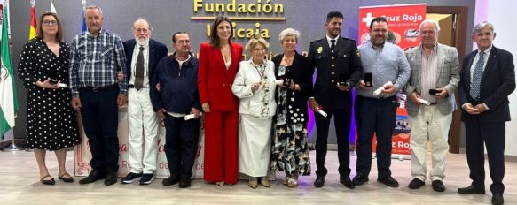 Imagen de los galardonados, junto a la alcaldesa de Ronda y los responsables de Cruz Roja // CharryTV