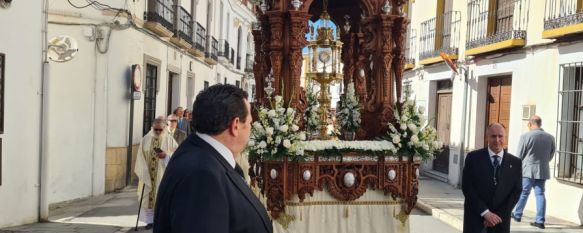 El baldaquino con el Santísimo a su paso la calle Armiñán.  // CharryTV