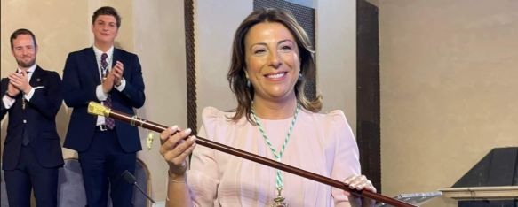 Fernández, con la vara de mando, tras ser investida alcaldesa.  // CharryTV