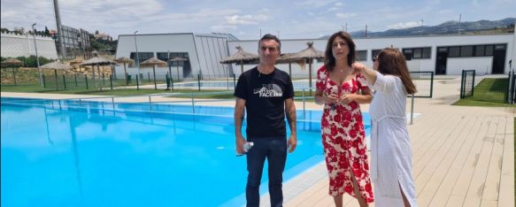 Por la izquierda, Bernardo Crespo, María de la Paz Fernández y Nuria Galán, empleada de Deportes, en la piscina. // CharryTV