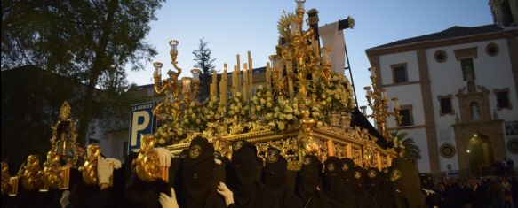 Imagen de la salida de la Estación de Penitencia de la noche del Viernes Santo // Laura Caballero