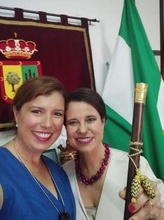 Isabel Jiménez, nueva alcaldesa de Cartajima, con su hermana, Virginia Jiménez, que se presentó con el PP en Serrato, sin obtener la victoria. // CharryTV