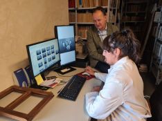Ignacio Herrera, director de la RMR, muestra el trabajo de digitalización que se está haciendo con una empleada del archivo.  // CharryTV